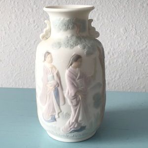 Authentic Retired Lladro Mini Tibor Japonesas Vase in Perfect Condition, 4” tall